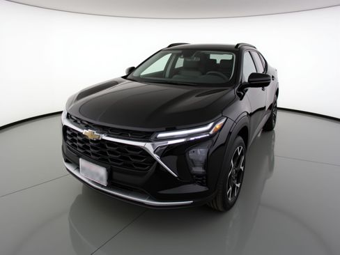 Used 2025 Chevrolet Trax LT FWD image 3