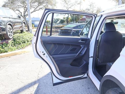 Used 2024 Volkswagen Tiguan SE w/ Panoramic Sunroof Package FWD image 26