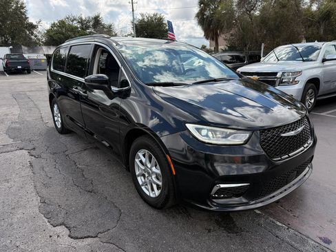 Used 2022 Chrysler Pacifica Touring-L FWD image 3