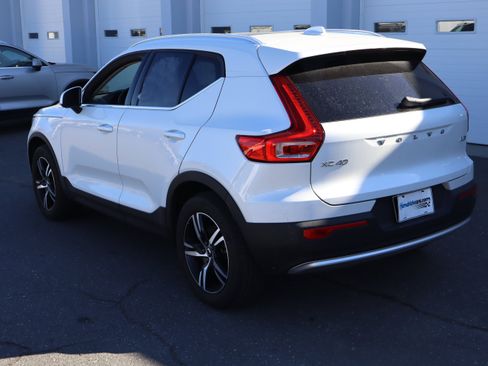 Used 2025 Volvo XC40 B5 Core image 8