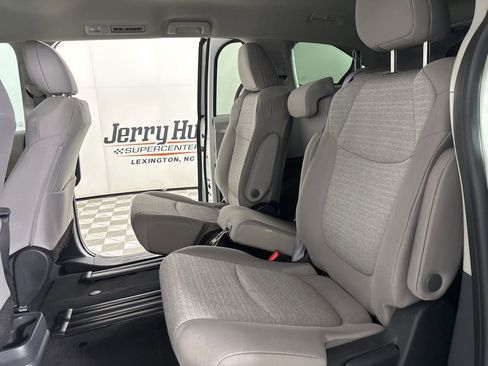 Used 2024 Toyota Sienna LE image 19