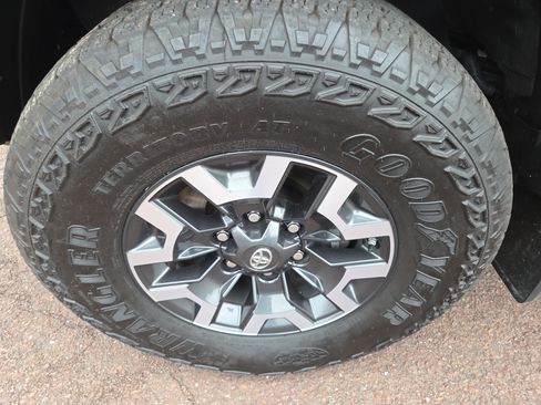 Certified 2020 Toyota Tacoma TRD Off-Road AWD/4WD image 12
