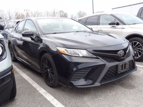 Used 2019 Toyota Camry SE image 3