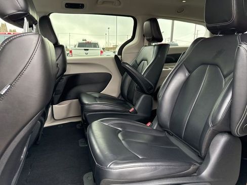Used 2023 Chrysler Pacifica Touring-L image 20