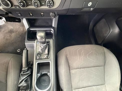 Used 2017 Toyota Tacoma TRD Sport w/ Tow Package (A/T) image 10