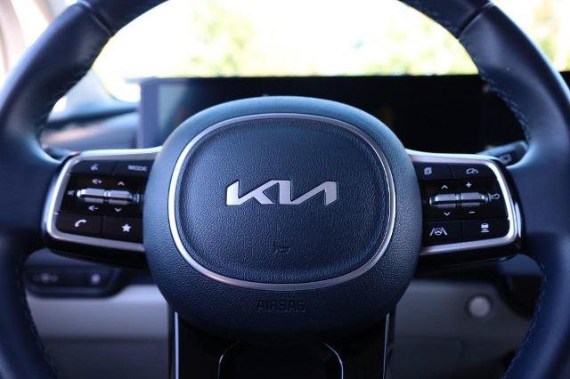 Used 2025 Kia Carnival EX FWD image 11