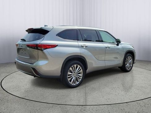 Used 2023 Toyota Highlander Platinum AWD/4WD image 3