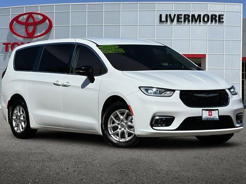 Used 2024 Chrysler Pacifica Touring-L FWD image 2