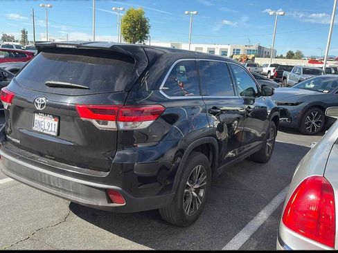 Used 2019 Toyota Highlander LE image 2