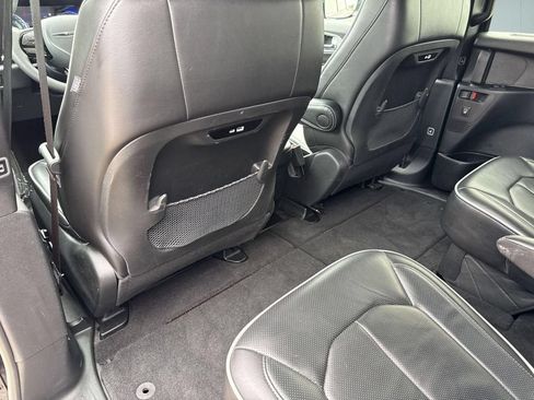Used 2025 Chrysler Pacifica Limited FWD image 28