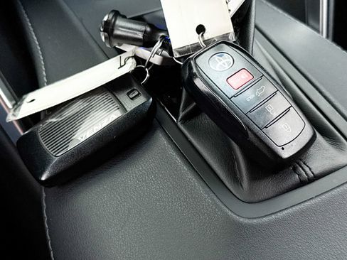 Used 2021 Toyota Venza LE w/ Carpet Mat Package (TMS) AWD/4WD image 37