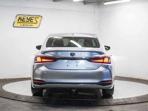 Used 2023 Lexus ES 300h w/ Premium Package image 3