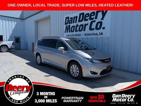 Used 2017 Chrysler Pacifica Touring-L FWD image 1