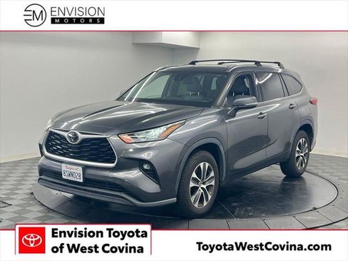 Certified 2020 Toyota Highlander XLE FWD image 1