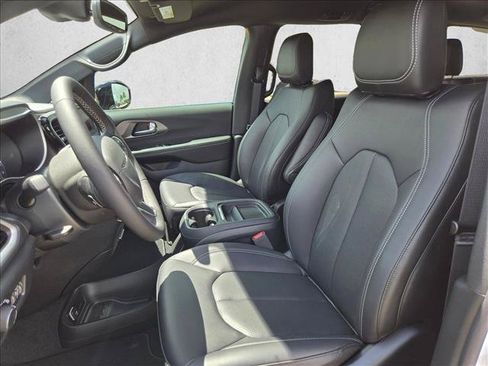 New 2027 Chrysler Pacifica Select FWD image 4