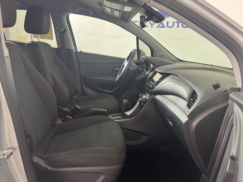 Used 2018 Chevrolet Trax LS image 37
