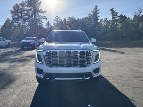 Used 2025 GMC Yukon Denali w/ Sun & Power Step Package image 4
