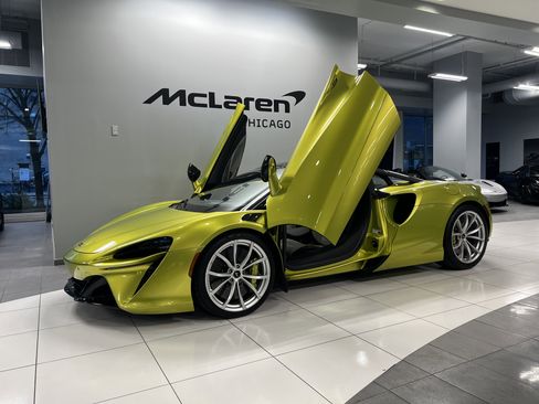 Used 2024 McLaren Artura image 1