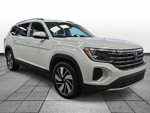 Used 2025 Volkswagen Atlas SE image 3