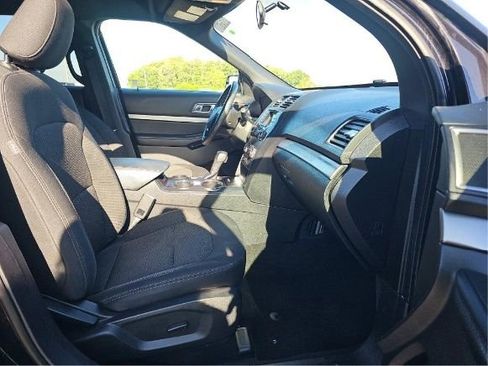 Used 2019 Ford Explorer XLT FWD image 4
