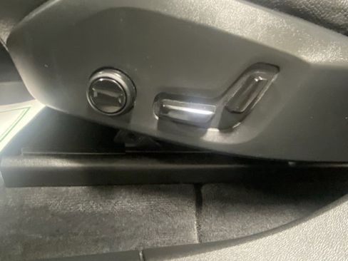 Used 2022 Volvo XC60 B5 Momentum w/ Advanced Package image 12