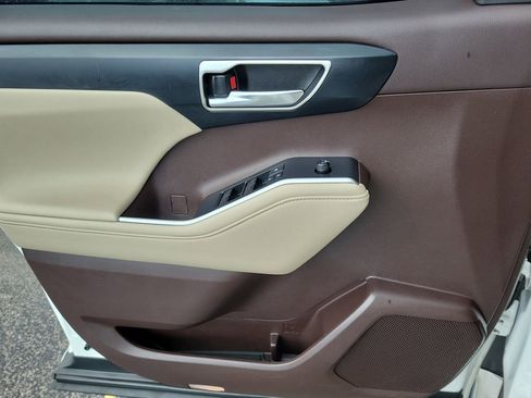 Used 2021 Toyota Highlander XLE FWD image 29
