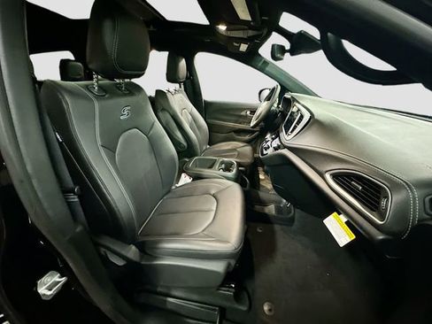 New 2026 Chrysler Pacifica Select w/ S Appearance Package image 31