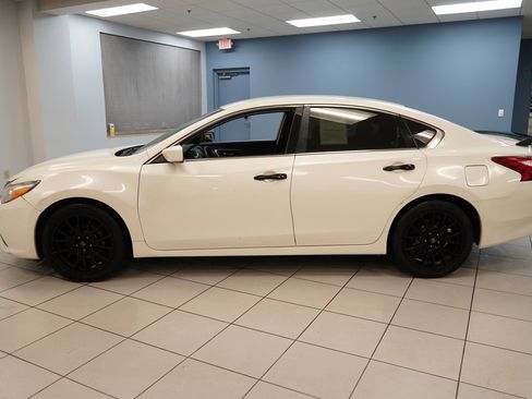 Used 2016 Nissan Altima 2.5 S w/ Power Driver Seat Package image 2