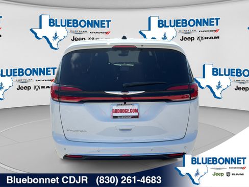 New 2026 Chrysler Pacifica Select FWD image 6
