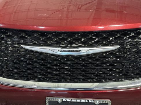 Used 2023 Chrysler Pacifica Touring-L FWD image 12
