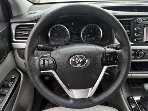 Used 2017 Toyota Highlander LE image 12