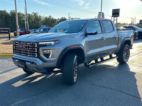 Used 2025 GMC Canyon Denali image 2