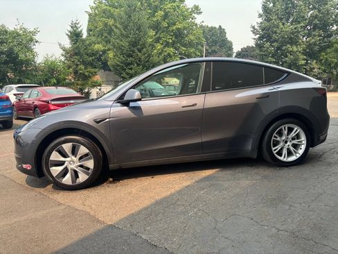Used 2023 Tesla Model Y 2WD image 11