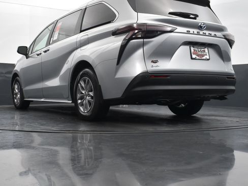 Used 2025 Toyota Sienna XLE FWD image 39