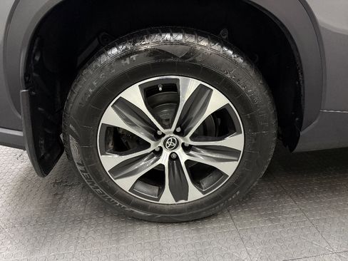 Used 2022 Toyota Highlander XLE AWD/4WD image 13