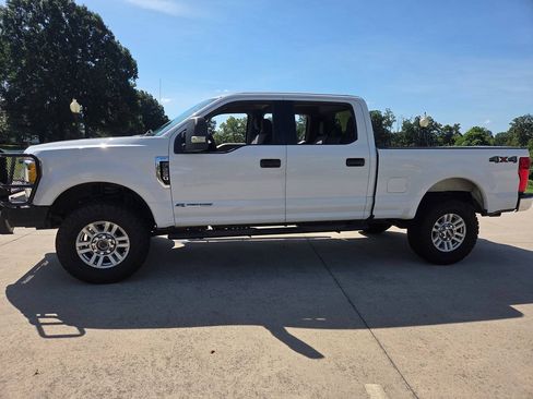 Used 2017 Ford F250 XLT AWD/4WD image 2