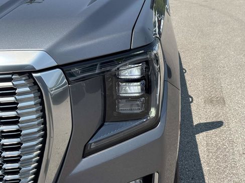 Used 2022 GMC Yukon XL Denali AWD/4WD image 11