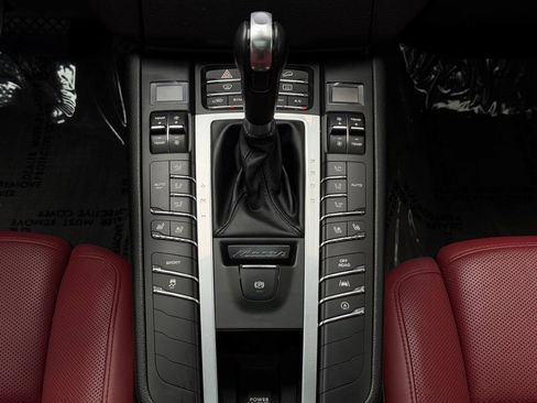 Used 2018 Porsche Macan AWD/4WD image 34