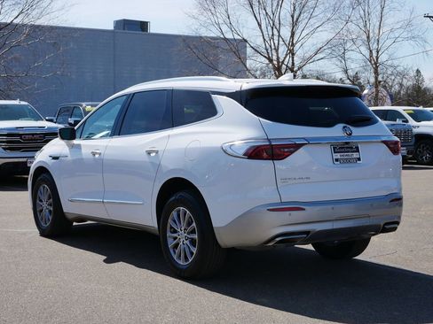Used 2023 Buick Enclave Essence image 5