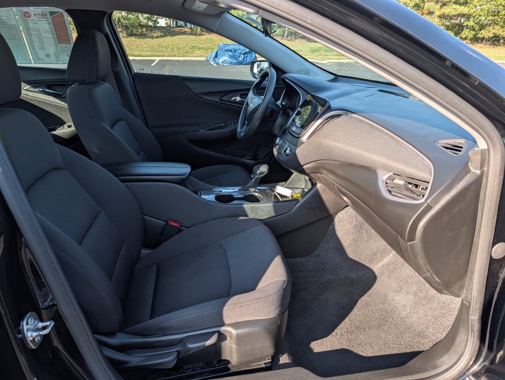 Used 2025 Chevrolet Malibu LT FWD image 13