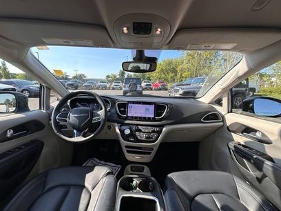 Used 2024 Chrysler Pacifica Touring-L