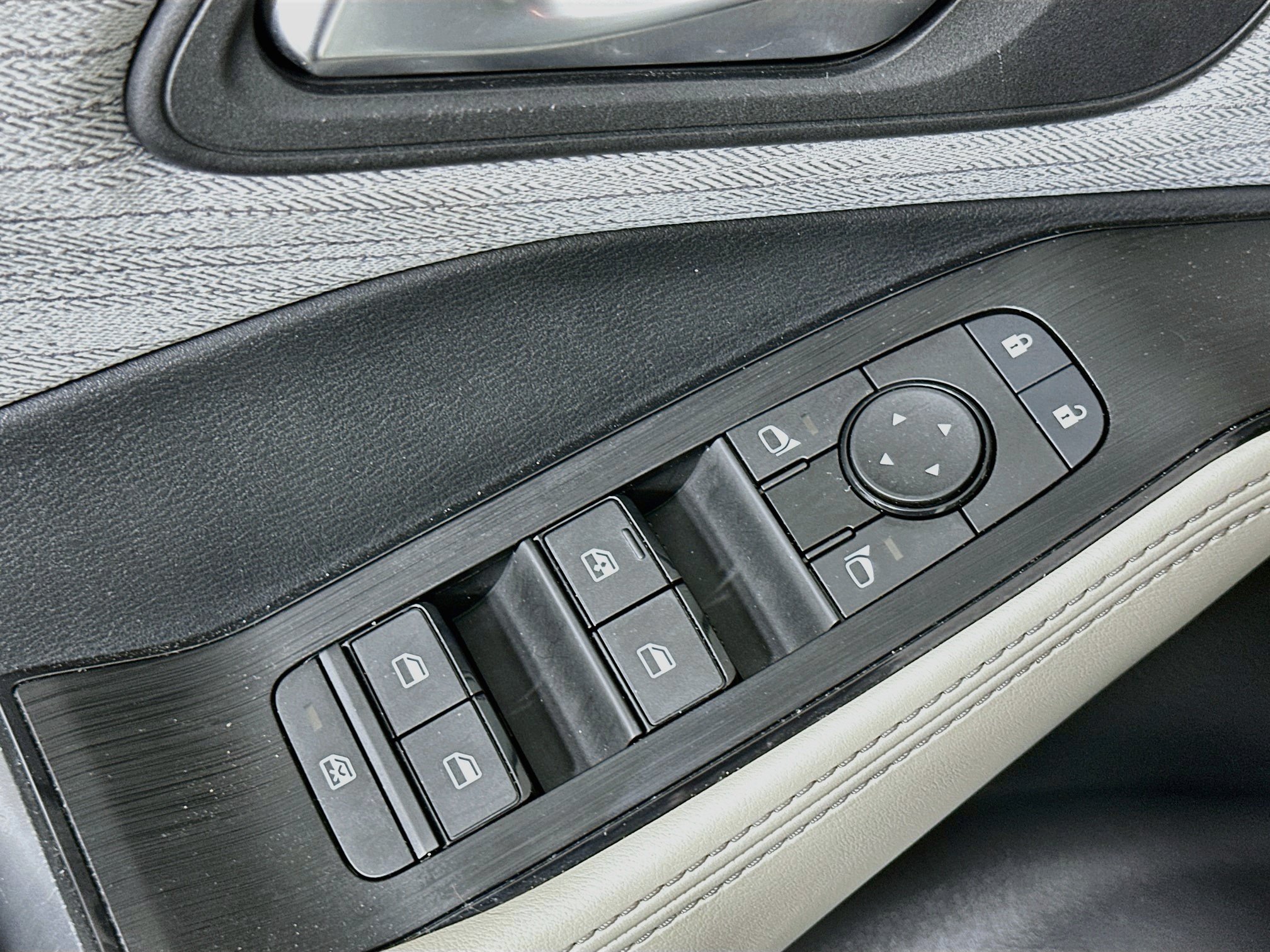 Used 2023 Nissan Rogue SV FWD image 15