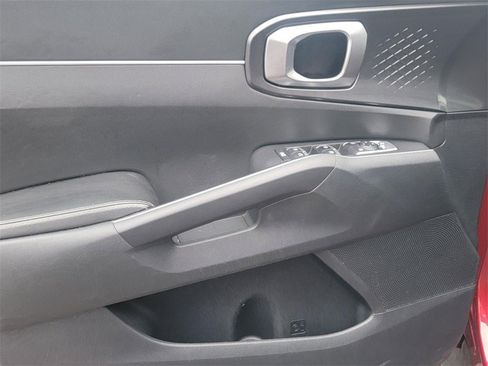 Used 2023 Kia Sorento LX image 11