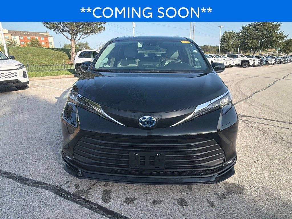 Used 2025 Toyota Sienna XLE FWD image 2