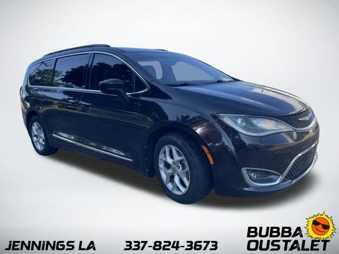 Used 2017 Chrysler Pacifica Touring-L w/ Tire & Wheel Group FWD image 3