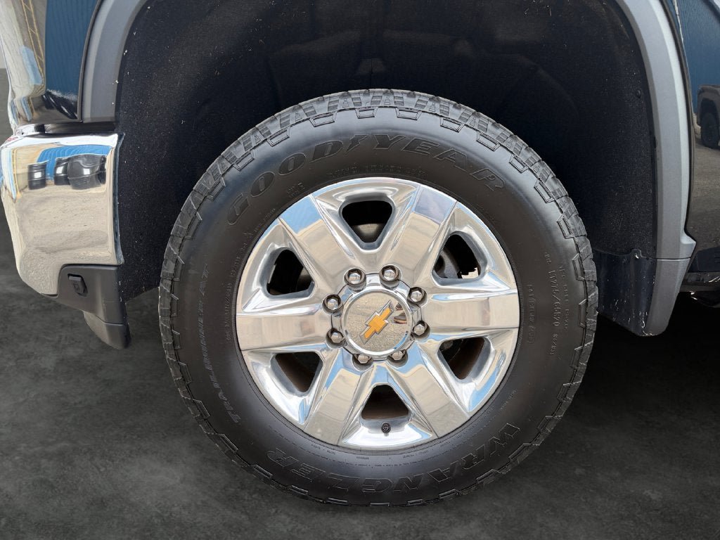 Used 2023 Chevrolet Silverado 2500 LTZ w/ LTZ Plus Package AWD/4WD image 4