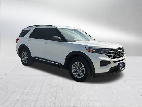 Used 2023 Ford Explorer XLT RWD image 4