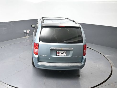Used 2009 Chrysler Town & Country Touring w/ Family Value Group FWD image 18