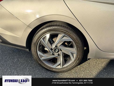 Used 2025 Hyundai Elantra SEL image 11