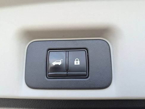 Used 2023 Nissan Ariya FWD image 11